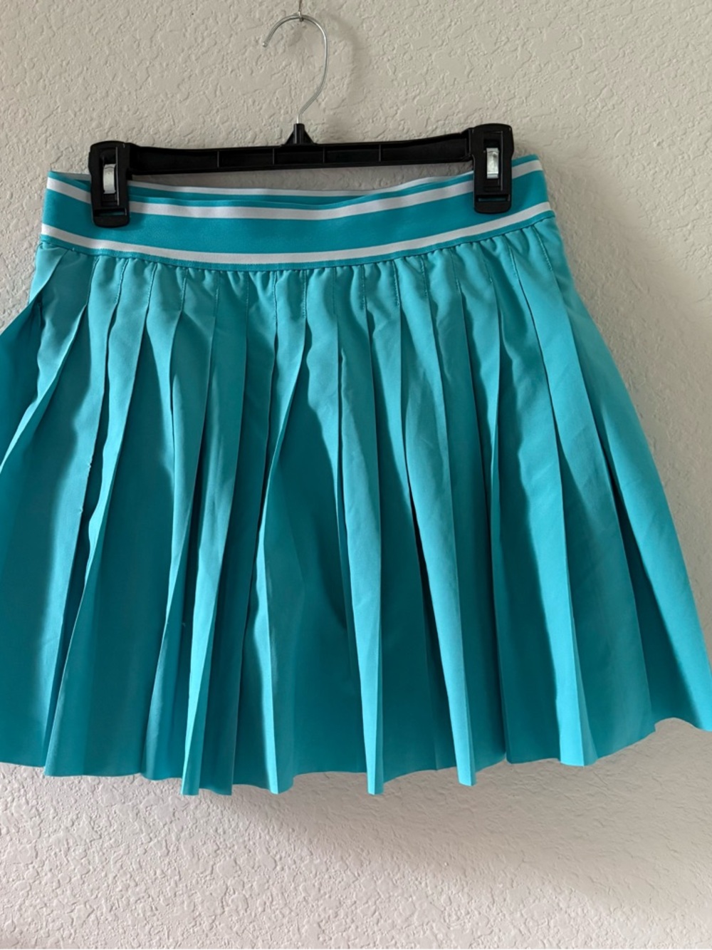 Greyson Leo pleated Skort women’s medium - Picture 2 of 5